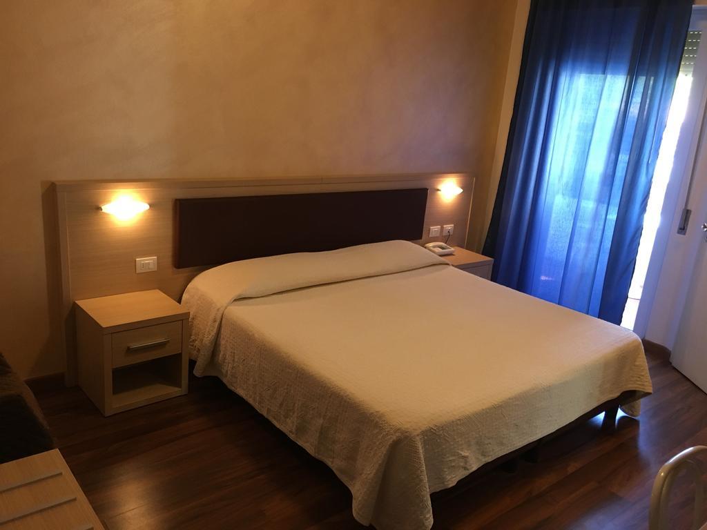 Hotel Grifone Принчипина а Маре Екстериор снимка